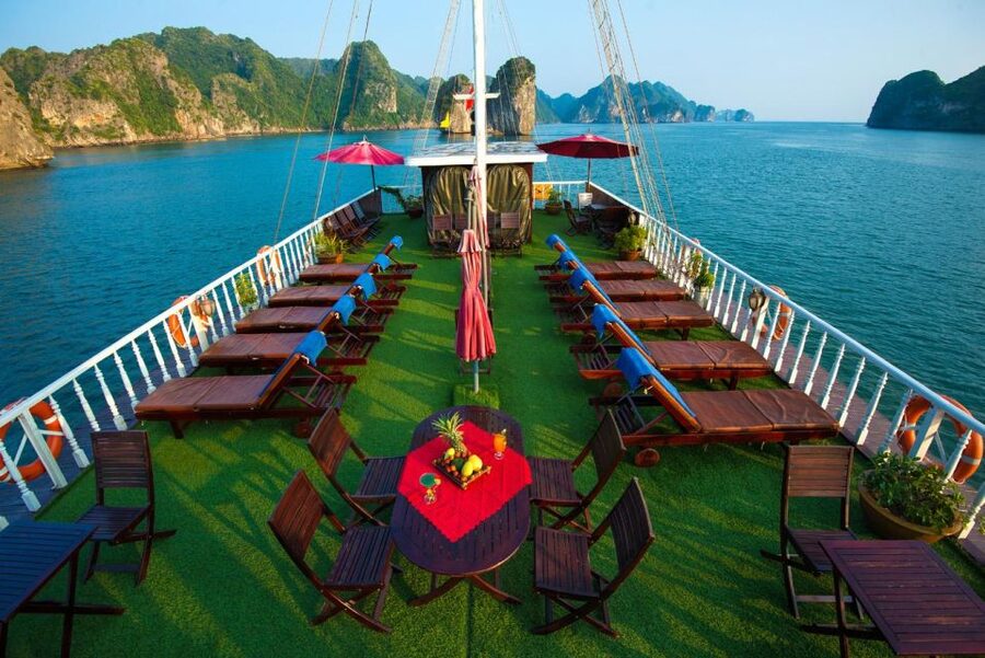 2-Day Royal Palace Ha Long Bay & Ti Top Island Cruise - Lunch and the first views of Ha Long Bay