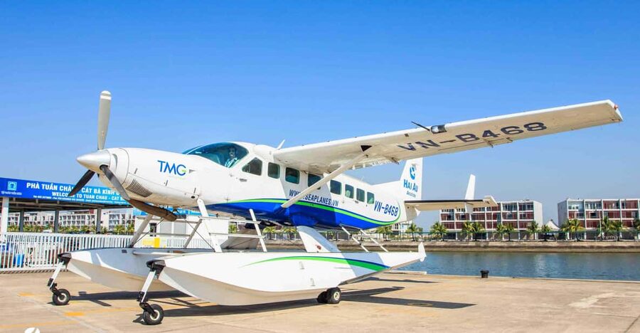 25 minutes sightseeing flight in Halong Bay by Seaplane - What the water takeoff feels like