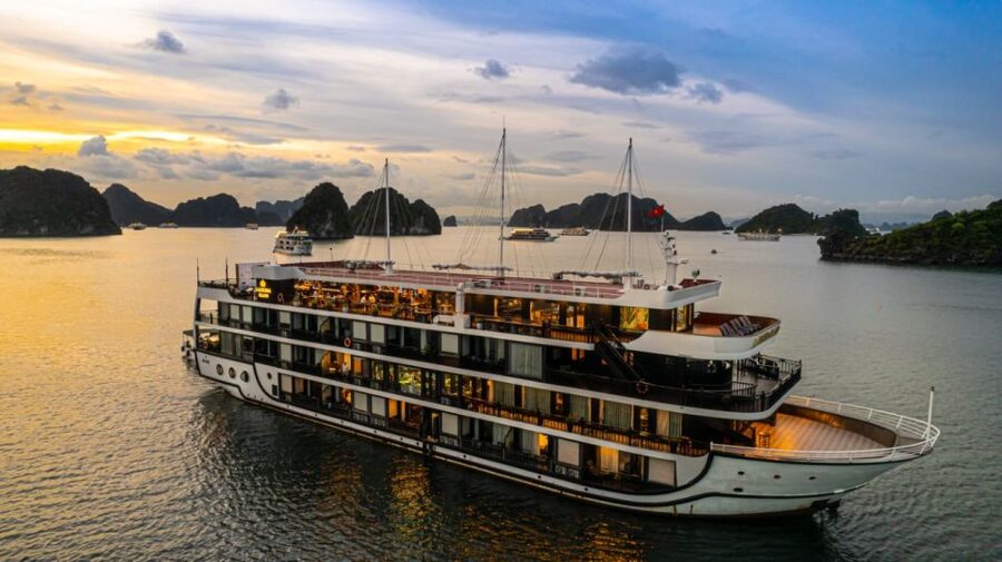3-Day 2-Night Lan Ha Bay 5-Star Cruise - Day three: Trung Trang Cave and the ride home