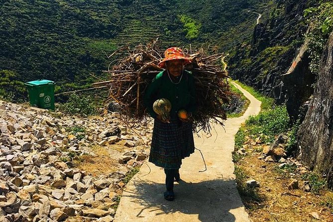 3D2N PRIVATE CAR TOUR + ENGLISH SPEAKING DRIVER (Private rooms) - Day two: Dong Van, Ma Pi Leng Pass, and Du Gia