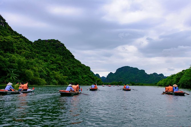 Bai Dinh- Mua Cave and Trang An boat trip - Bai Dinh Pagoda: scale over quiet reflection