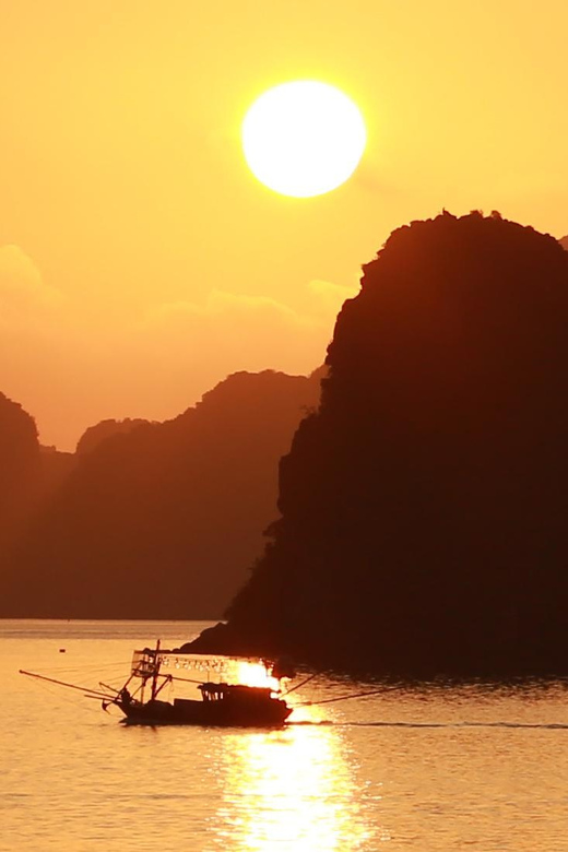 Bai Tu Long Bay 2 Days 1 Night With Renea Cruise - Day two: Tai Chi, breakfast, and Thien Canh Son Cave
