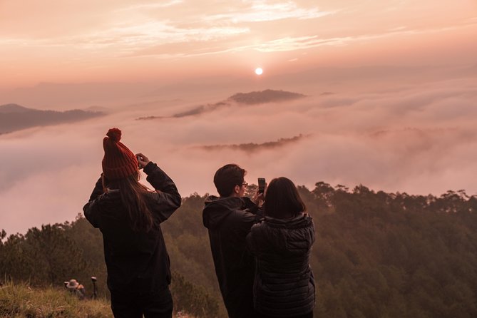Cloud Chasing packaged hike - Sunrise, Nature and Wellness - Walking toward the second-highest peak