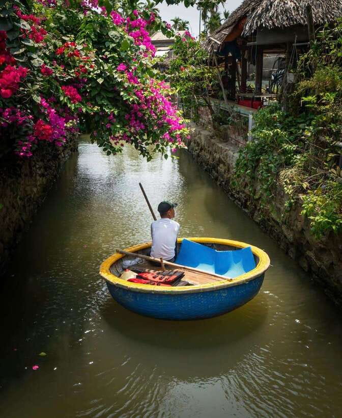 Coconut Boat Hoi An - Entering the Bảy Mẫu coconut forest by basket boat