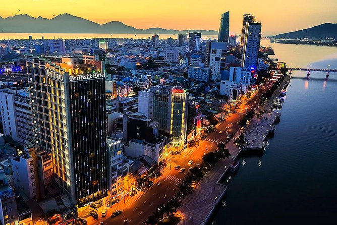 Da Nang By Night: Seafood dinner, night market and cruise trip - Seafood dinner with a local guide