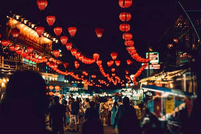 Da Nang By Night: Seafood dinner, night market and cruise trip - Bargaining at the night market