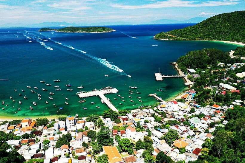 Da Nang/Hoi An: Cham Island Speedboat Tour with Snorkeling - First stop: Lang Beach and island life