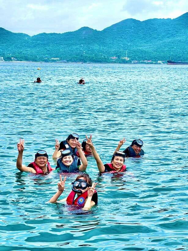 Da Nang/Hoi An: Cham Island Speedboat Tour with Snorkeling - The guides make a real difference
