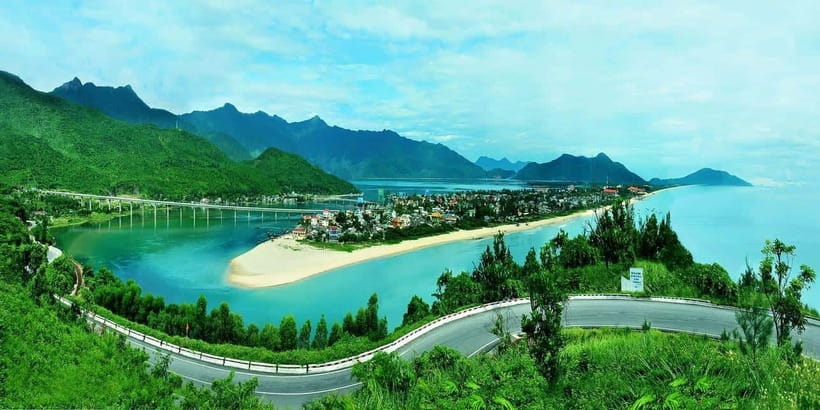 Da Nang: Hue Imperial Day Trip, Hai Van Pass Train, & Lunch - The early pickup and railway station routine