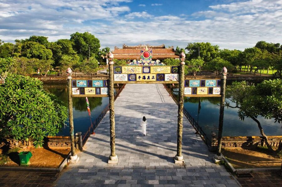 Da Nang: Imperial City of Hue Day Trip with Lunch and Ticket - What the guide adds to the day