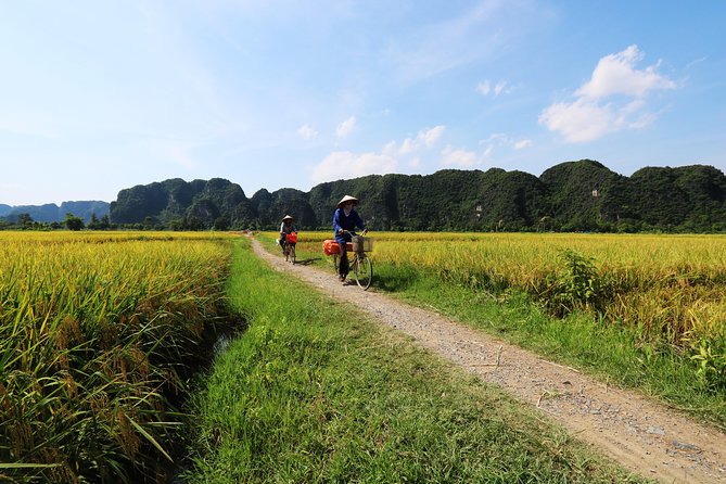 Discover Trang An Natural World Heritage, Bich Dong Pagoda, Cycling Day Tour - Entering Trang An by rowboat