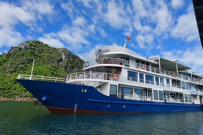 Emeraude Cruise 2 days 1 night Ha Long Bay Tour - Checkout, brunch, and the return through the bay