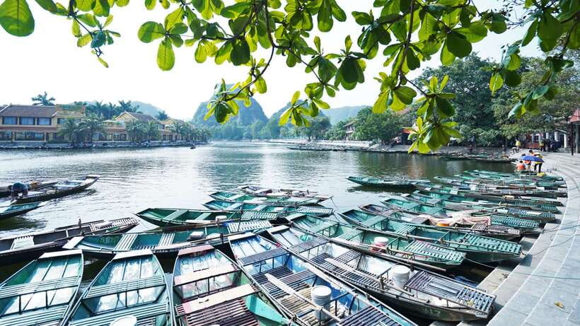 From Hanoi: 1-Day Ninh Binh Highlights Tour with Lunch - Guides, transport, and the group-tour rhythm