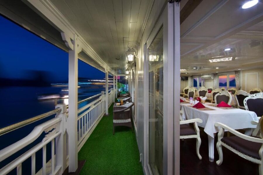 From Hanoi: 2-Day Bai Tu Long Bay Luxury Cruise with Jacuzzi - The guide and crew make the difference