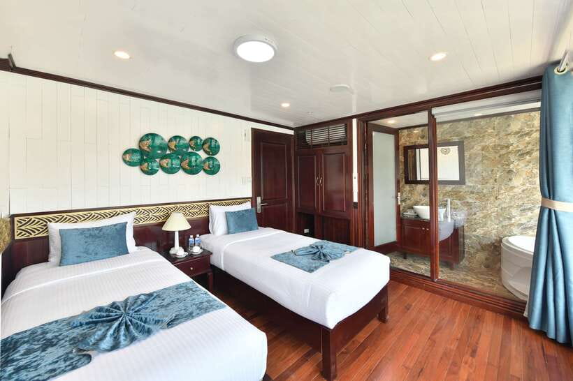 From Hanoi: 2-Day Halong Sapphire Cruise with Balcony Cabin - Lunch while the boat enters the bay