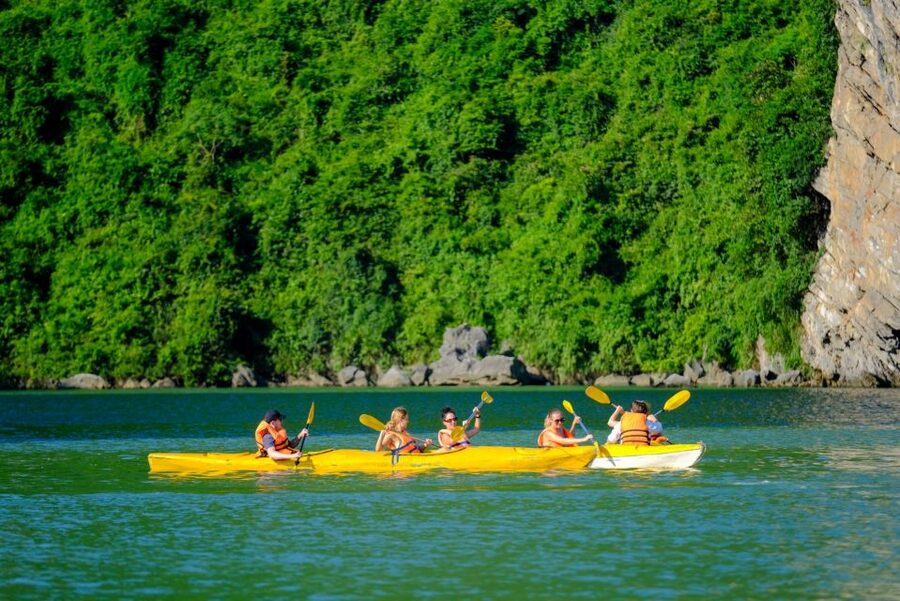 From Hanoi: 2-Day Halong Sapphire Cruise with Balcony Cabin - Dinner and the first night aboard