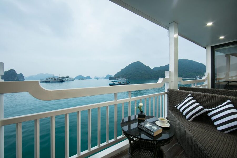 From Hanoi: 3-Day Luxury Tour Ninh Binh & Ha Long Bay Cruise - A Vietnamese buffet before Trang An