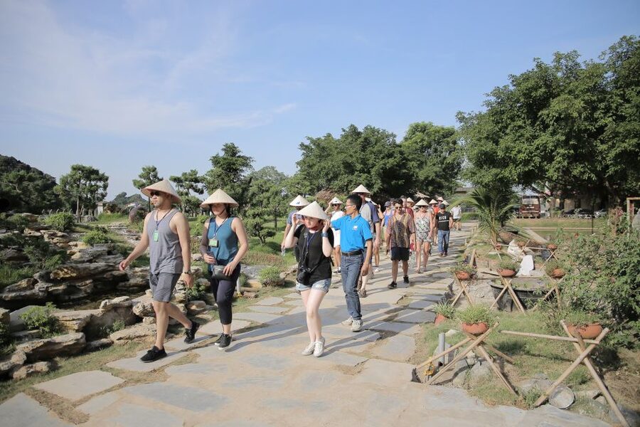 From Hanoi: Bai Dinh, Trang An, and Mua Cave Full-Day Tour - Bai Dinh Pagoda and its giant bronze Buddha