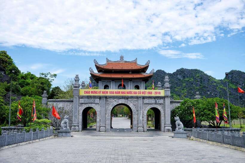 From Hanoi: Full-Day Ninh Binh Highlights Small Group Tour - Lunch beside Tam Coc River