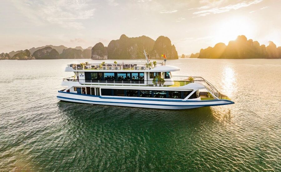From Hanoi: Ha Long Bay 5-star Day Cruise with Buffet Lunch - A busy bay with plenty to see