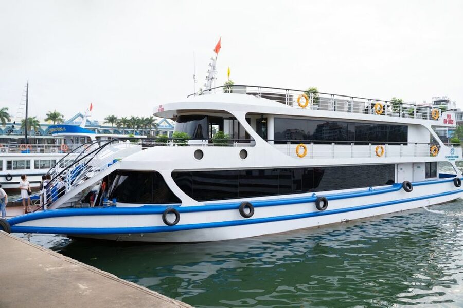 From Hanoi: Ha Long Bay Luxury Cruise Day Tour with Jacuzzi - What the service and food are like