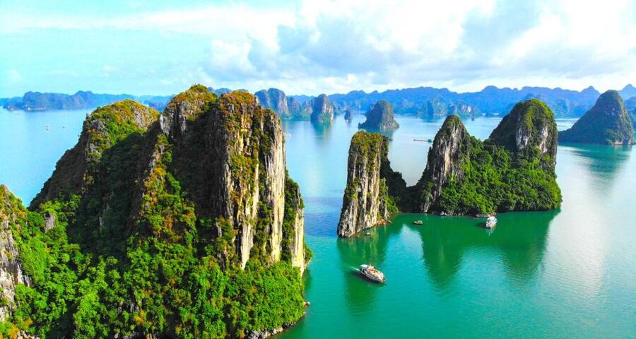 From Hanoi: Halong Bay Day Trip with Lunch and Transfers - Lunch while the islands come into view