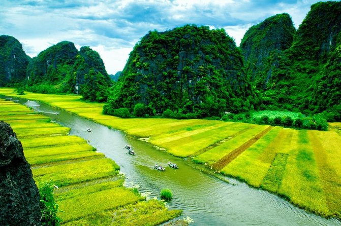 From Hanoi: Hoa Lu, Tam Coc, and Mua Cave Scenic Day Trip - Lunch before the Tam Coc boat ride