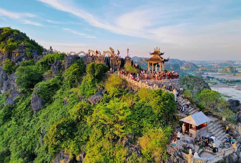 From Hanoi: Ninh Binh Boat Ride, Mua Cave Hike, Temple Visit - How the different tour formats change the day