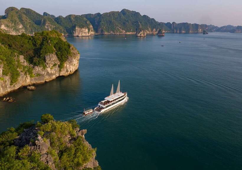 From Hanoi or Halong: Halong Bay Day Cruise - The speedboat connection from Tuan Chau