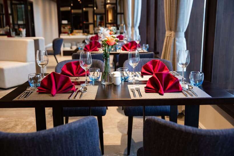 From Hanoi or Halong: Halong Bay Day Cruise - Vietnamese lunch with a view