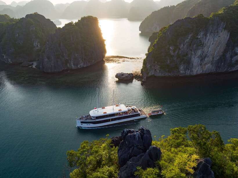 From Hanoi or Halong: Halong Bay Day Cruise - Kayaking at Dark and Bright Cave