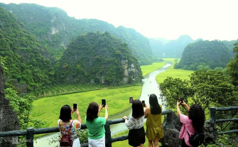 From Hanoi: Tam Coc Boat Trip and Hoa Lu & Mua Cave Tour - Mua Cave and the 500-step climb