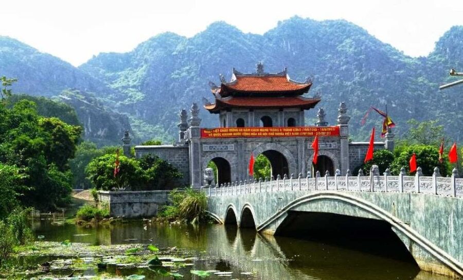 From Hanoi: Tam Coc Boat Trip and Hoa Lu & Mua Cave Tour - The buffet lunch and what to expect