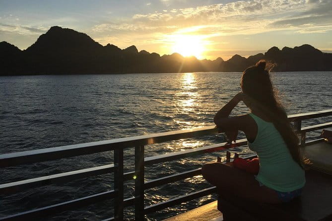Full day deep water soloing - Kayaking in Cat Ba - Ha Long Bay. - Kayaking through Hồ Ba Hầm’s three lagoons
