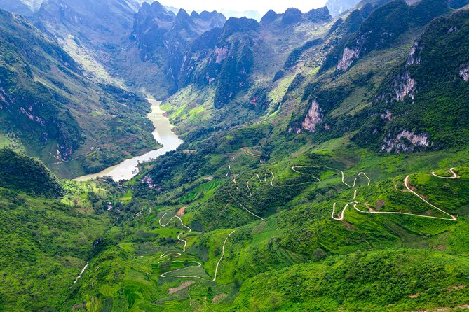 Ha Giang DIVINITY HORIZON TOUR with local easy rider 4 DAYS - Day 3: Khau Vai Canyon and the Horizon Path