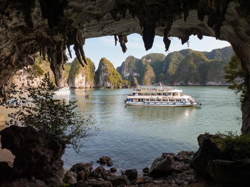 Ha Long: Afternoon Cruise with Lunch, Kayaking, and Swimming - Lunch with limestone islands outside the window