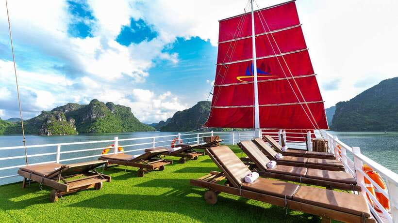 Ha Long Bay - Bai Tu Long Bay Luxury Boat Tour & Transfer - Lunch among the limestone islands
