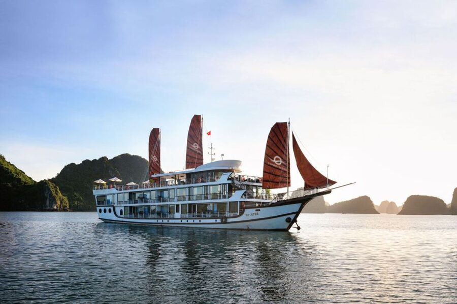 Ha Long & Lan Ha Bays: 2-Day Cruise with Meals & Kayaking - Lunch with the limestone islands outside your window
