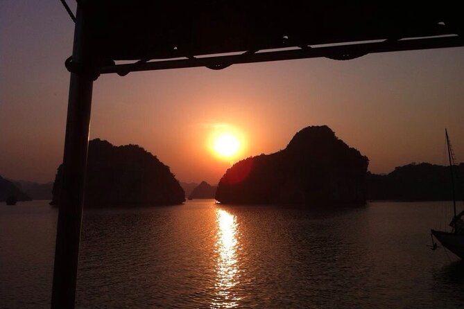 Halong Bay Cruise With Cave, Kayaking, Swimming - Buffet Lunch - Kayaking or bamboo boating through Luon Cave