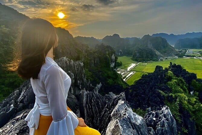 Halong Bay Full Day with All-Inclusive - Luon Cave by kayak or bamboo boat
