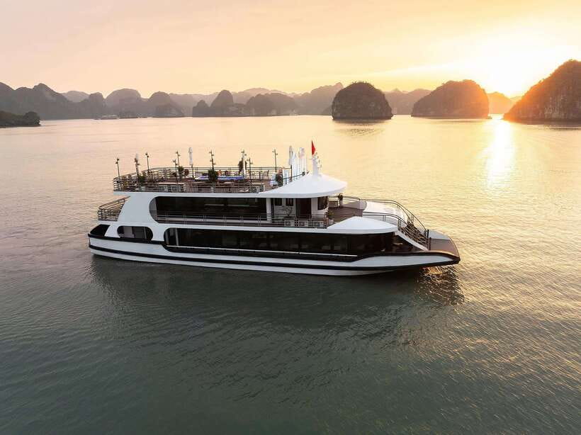 Halong Bay Luxury Cruise: Kayak&Swim,Cave, Party BEST SELLER - Sung Sot Cave and its large chambers