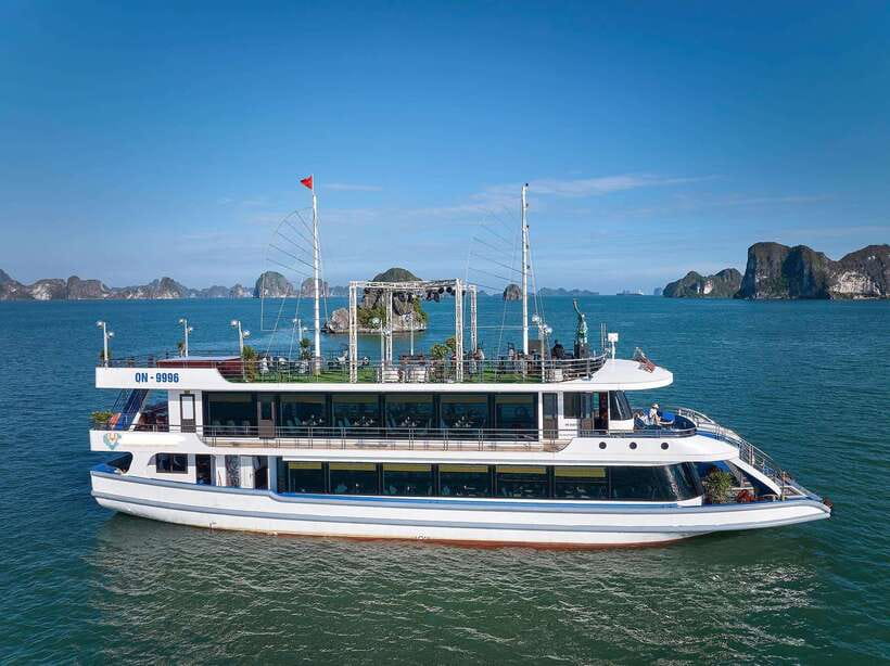 Halong Bay Luxury Cruise: Kayak&Swim,Cave, Party BEST SELLER - Lunch with a view from the cruise