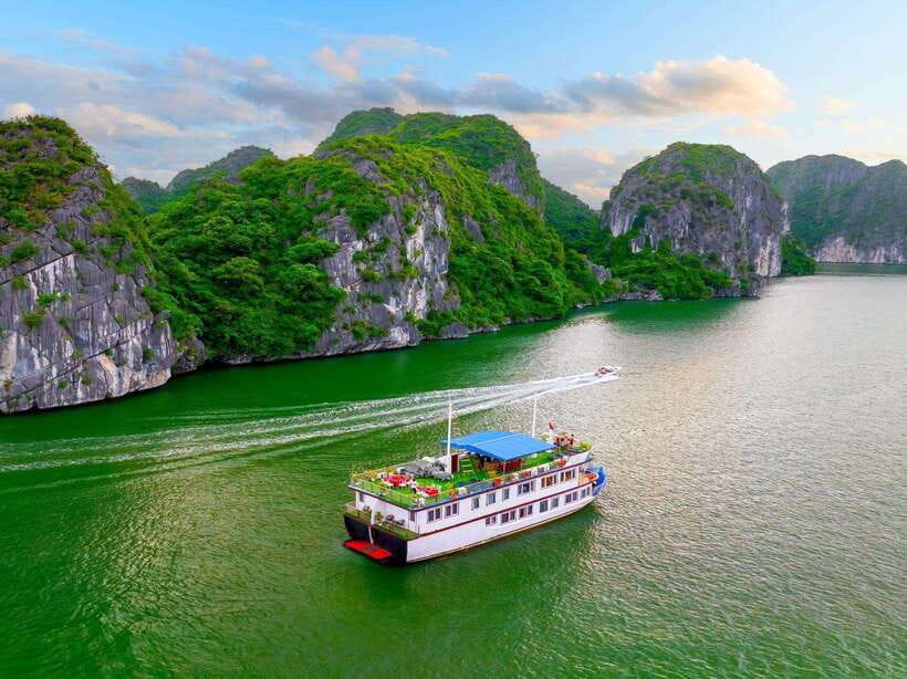 Hanoi: 2-Day Ha Long and Lan Ha Bay Cruise with Kayaking - Lunch on the water and your first look at Lan Ha Bay