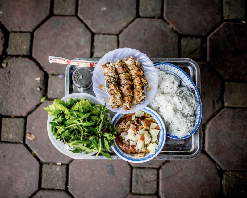 Hanoi: 7 Tastings Street Food Tour with Train Street - Starting with bánh cuốn and Hanoi-style comfort food