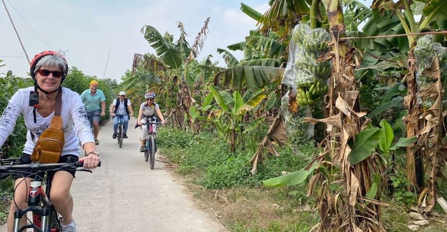 Hanoi: Bike Tour Through Hidden Gems and Banana Island - Hanoi by bicycle: a tour with two very different faces