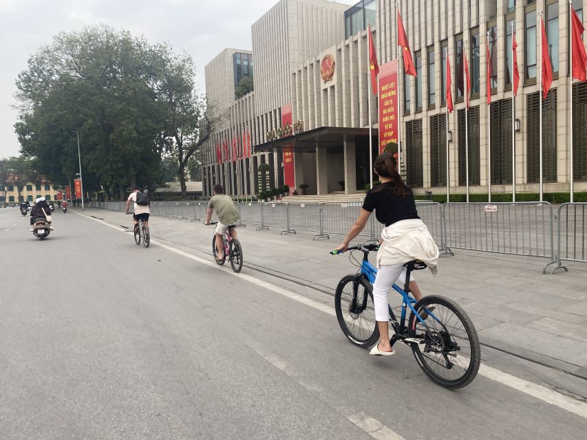 Hanoi: Bike Tour Through Hidden Gems and Banana Island - Vietnamese food: the final reward after the ride