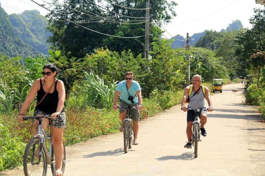 Hanoi: Cat Ba Island & Lan Ha Bay Day Trip Cruise with Lunch - The sunset party closes the cruise