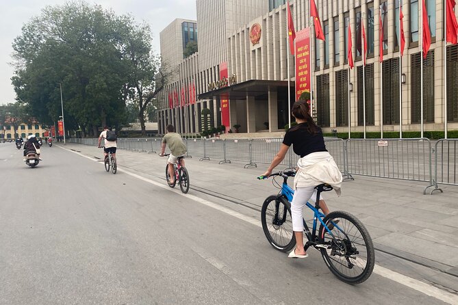 Hanoi City Bike Tour through Banana Island & Food Tasting - Entering the Old Quarter by bicycle