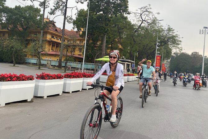 Hanoi City Bike Tour through Banana Island & Food Tasting - West Lake and the road toward Huu Tiep Lake