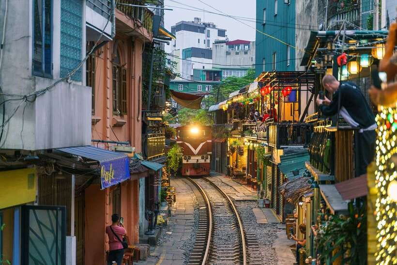 Hanoi: City Highlights Tour with Train Street & Hidden Gems - Tran Quoc Pagoda beside West Lake